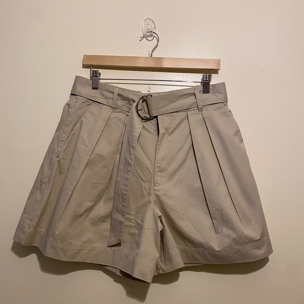 Abercrombie & Fitch Tan Women's Cargo Shorts. Size L. New